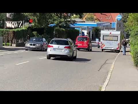 Warum steht der Anhänger da so (im Weg)?