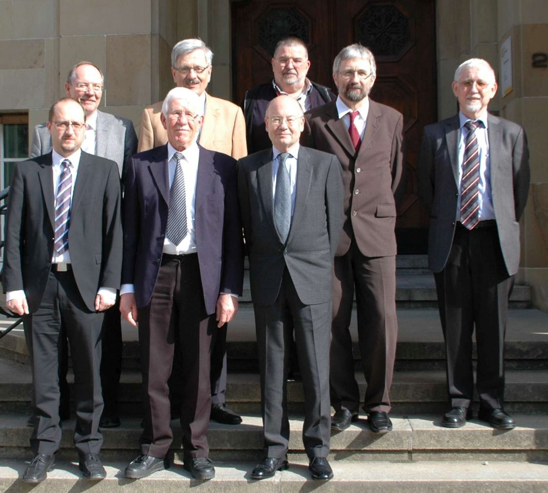 Bild aus glücklicheren Tagen. Nach der Vorstellung des Camedi- Projektes im März 2013 OB Herzog, Fachbereichsleiter Uwe Weisser, Vertreter des Gemeinderates und Investor Peter Zuellig vorne Mitte) vor dem Schramberger Rathaus. Foto: him