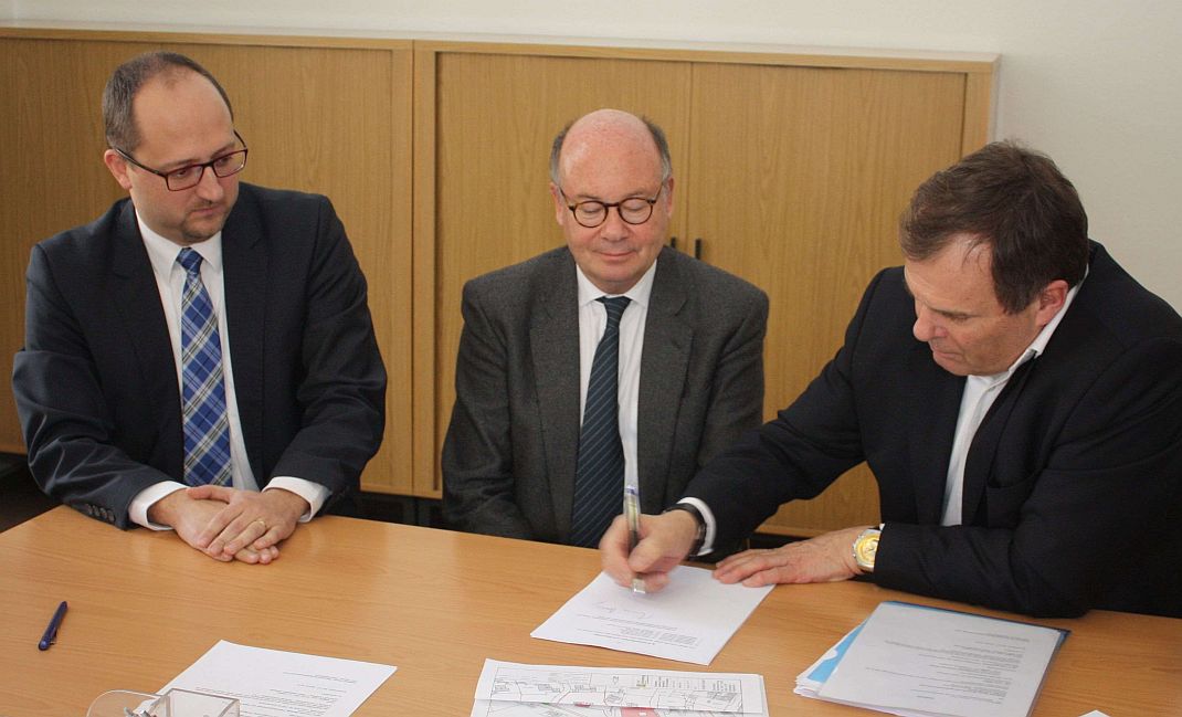 Vertragsunterzeichnung im Rathaus Ende januar 2014: OB Thomas Herzog, Peter Zuellig und Karl Vogler (von links). Foto: pm