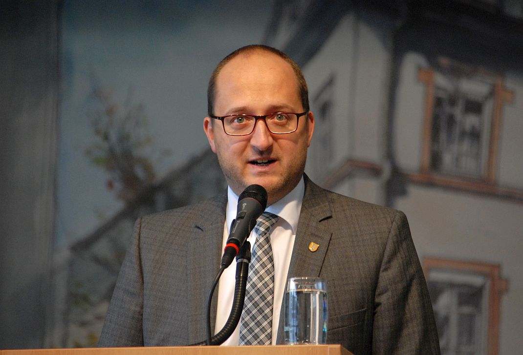 Schrambergs Oberbürgermeister Thomas Herzog bei seiner Neujahrsansprache in der Festhalle Tennenbronn. Foto: him