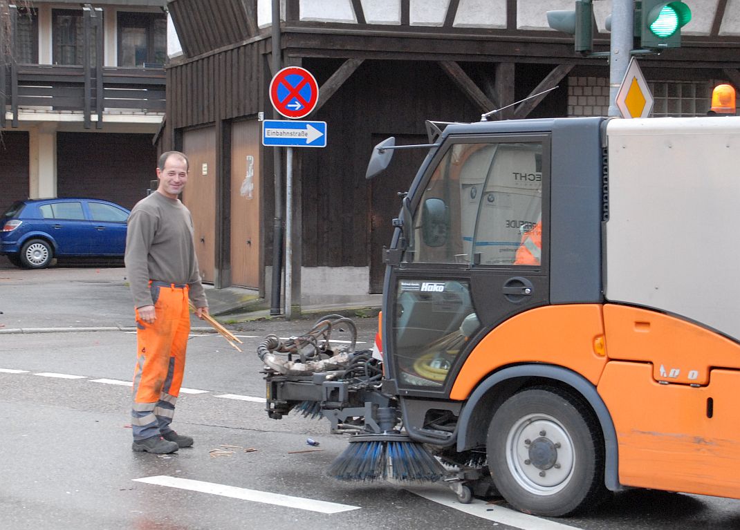 Kehraus nach kurzer Nacht: Bauhofmitarbeiter Robert Klausmann sorgt am Neujahrsmorgen für saubere Straßen Foto: him