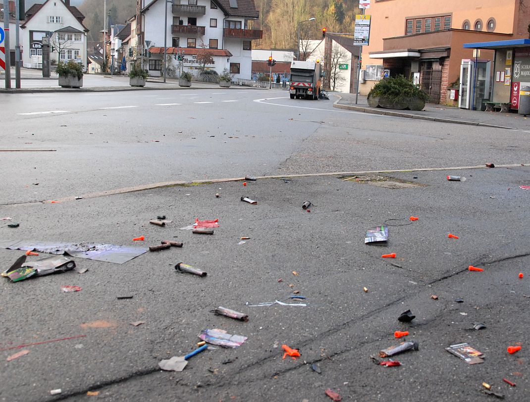 Kehraus nach kurzer Nacht: Bauhofmitarbeiter Robert Klausmann sorgt am Neujahrsmorgen für saubere Straßen Foto: him