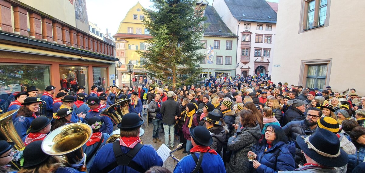 Die Tagwachkapelle spielt, die Rottweiler freuen sich auf die anstehende Fasnet. Foto: Peter Arnegger