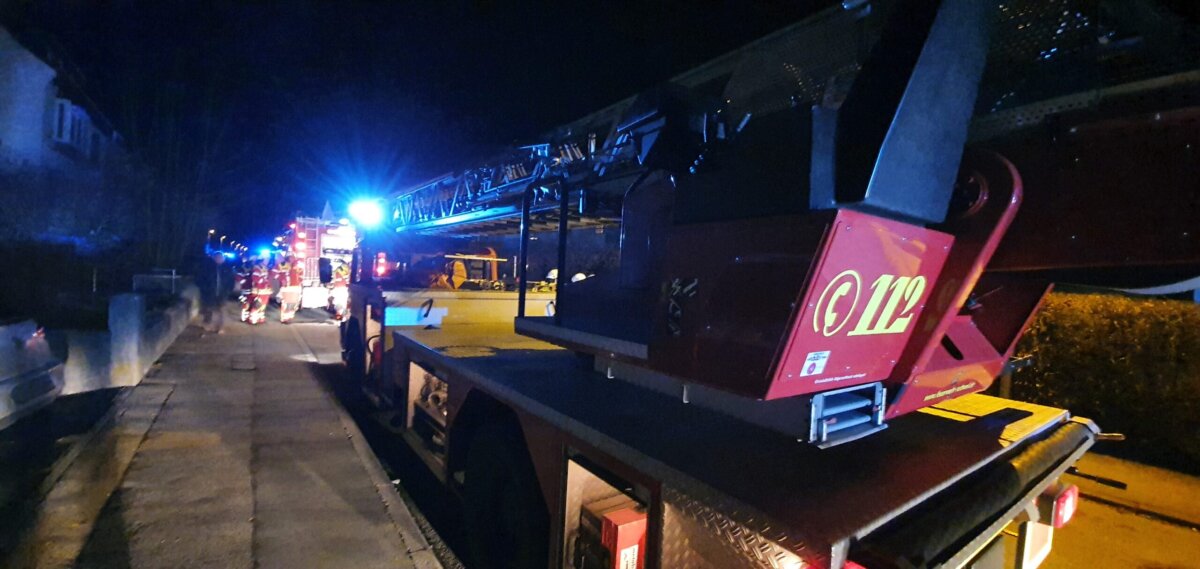 Einsatz in der Predigerstraße. Die Drehleiter wurde nicht gebraucht.Wohl aber die Polizei. Foto: gg