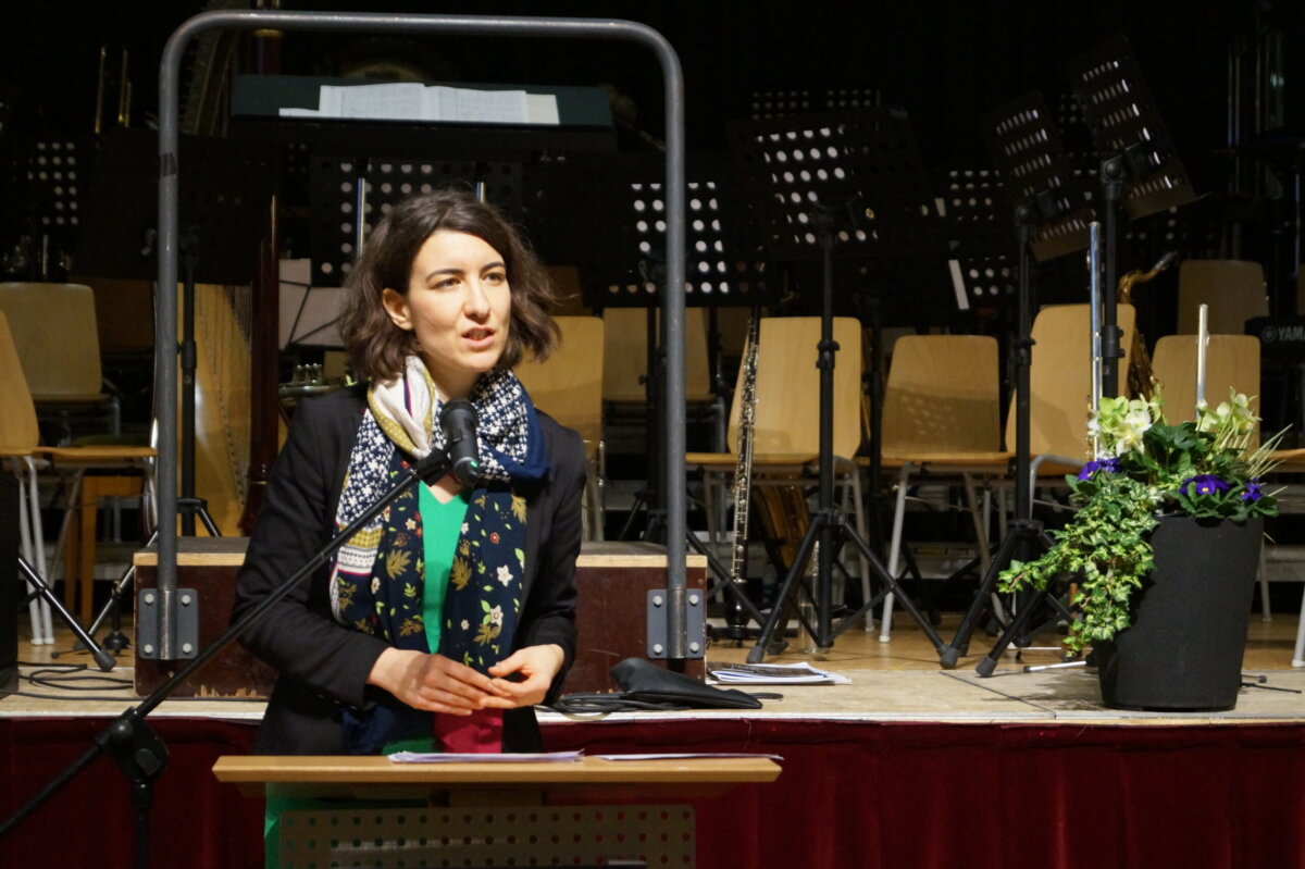Oberbürgermiesterin Dorothee Eisenlohr bei ihrer Neujahrsansprache. Im Hintergrund die leeren Stühle der Stadtmusik. Fotos: Witkowski
