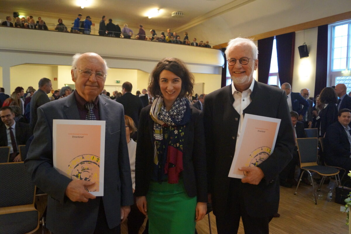 Oberbürgermeister Dorothee Eisenlohr überreichte Hermann Kimmich (links) und Klaus Andreae (rechts) den Ehrenbrief der Stadt. Foto: Witkowski