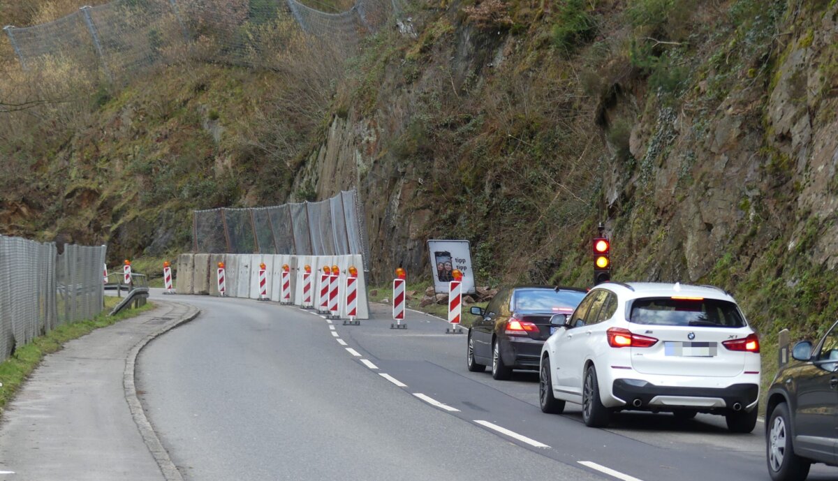 Beim Rappenfelsen fließt der Verkehr wieder. Die Steinschlagstelle ist mit einer Prallwand und einem Stahldrahtzaun gesichert. Foto: him