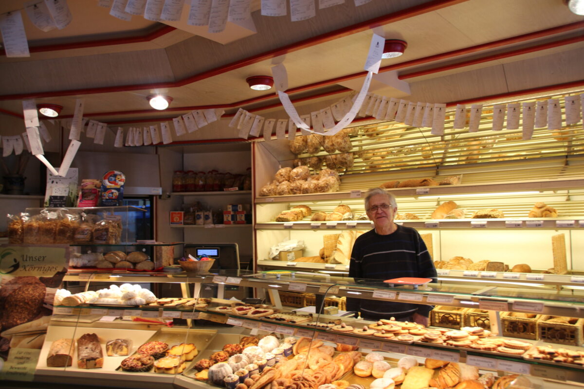 Der Himmel voller Kassenbons: Die Bäckerei Mink hat sie als Fasnetsdeko benutzt. Foto: Moni Marcel