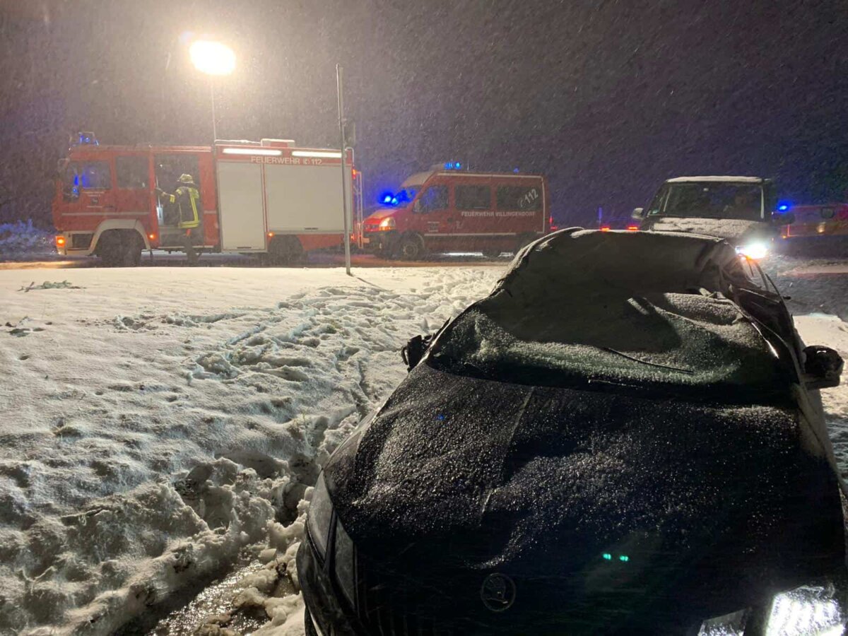 Vom Baum "erschlagen": Unfallfahrzeug bei Flözlingen. Foto: Andreas Maier
