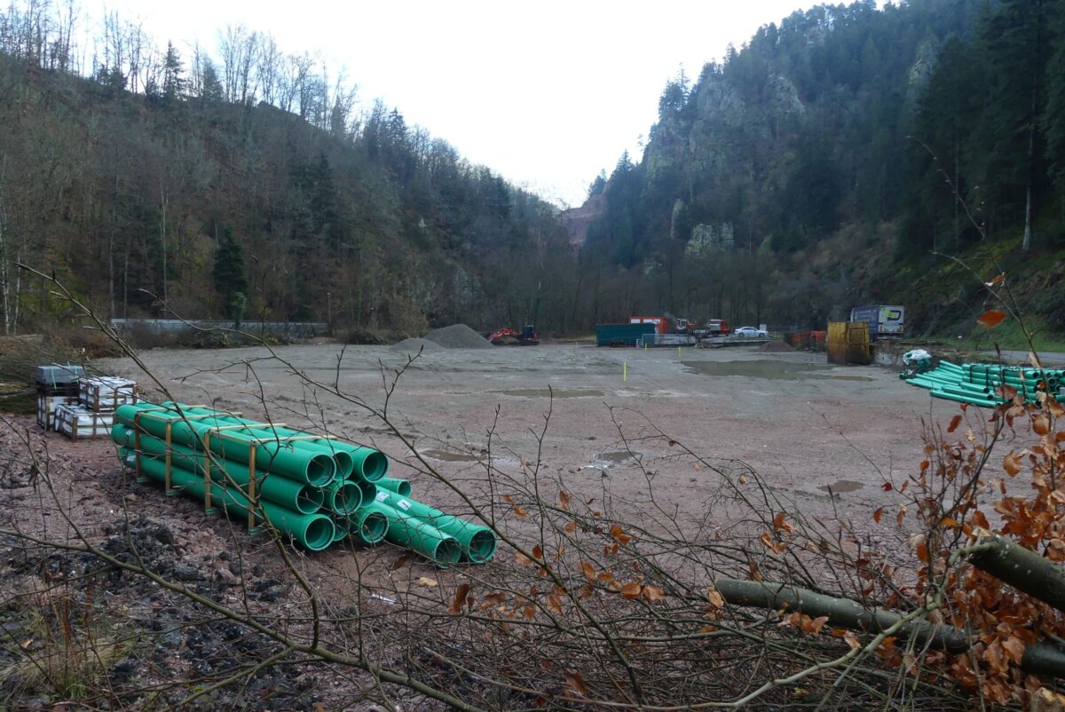 Auf dem ehemaligen Gelände von „Bienen-Herzog“ entsteht eine große Lagerhalle für Metallspäne.
Foto: him