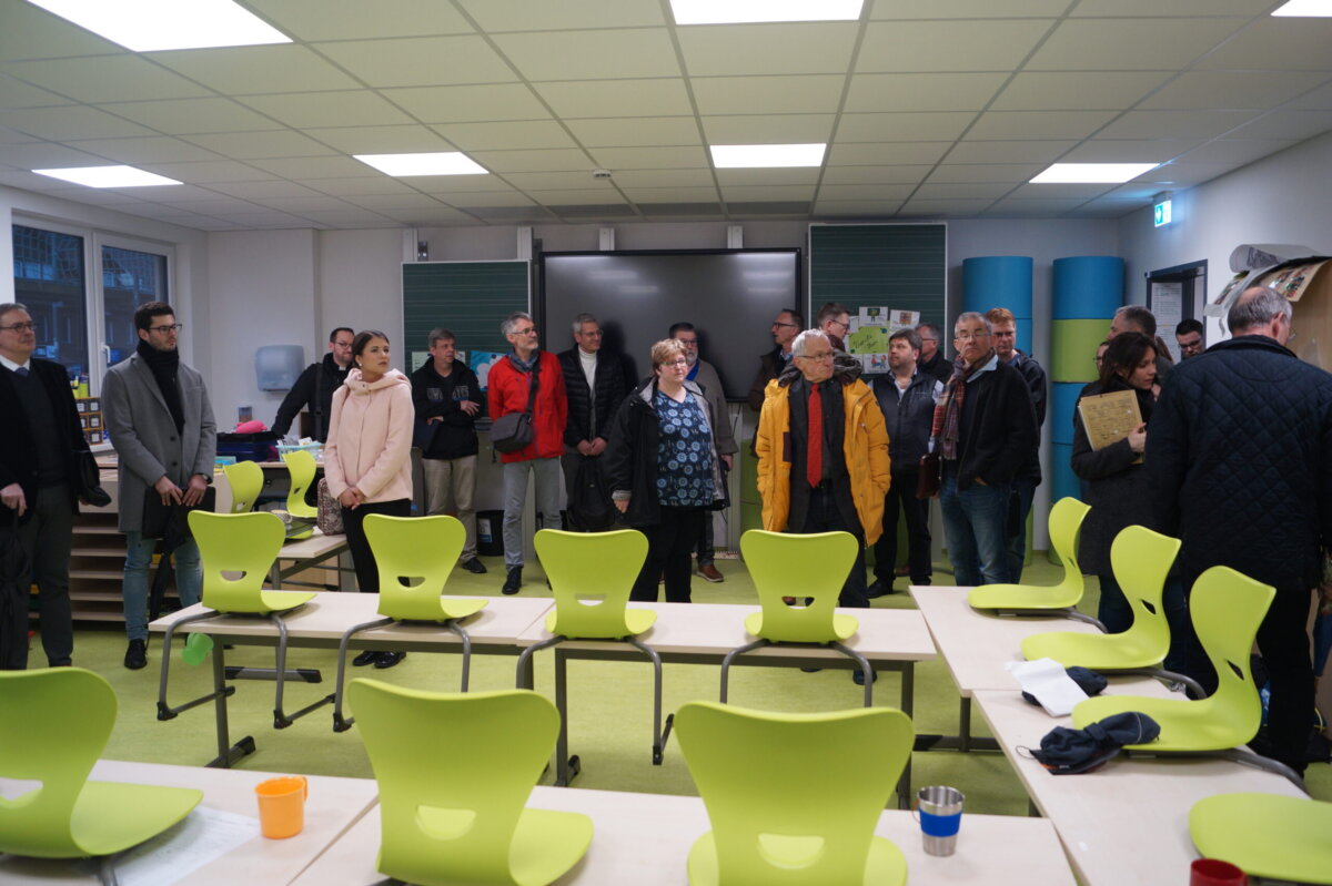 Der Verwaltungsausschuss besichtigte die neuen Räume der Berneckschule. Foto: Witkowski