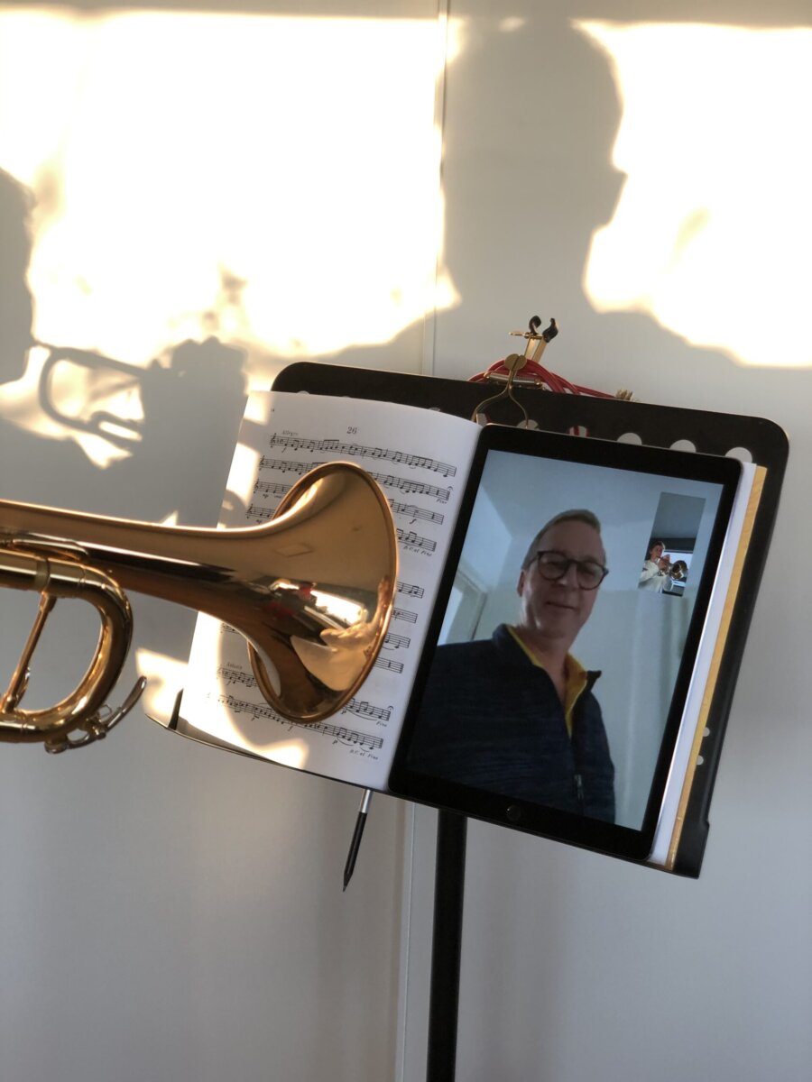 Musikschulleiter Meinrad Löffler sowie seine Kolleginnen und Kollegen unterrichten die Musikschüler per Skype. Foto: Musikschule