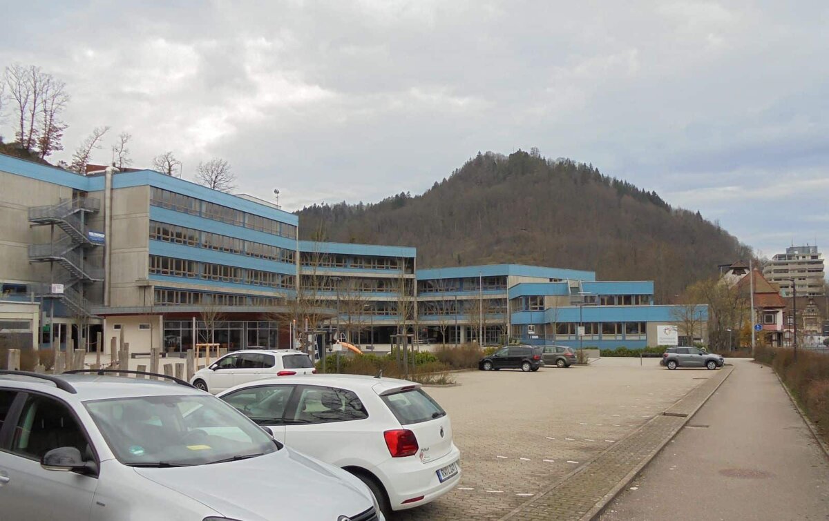 Der Lehrerparkplatz beim Schramberger Gymnasium verwaist in Corona-Zeiten. Foto: him