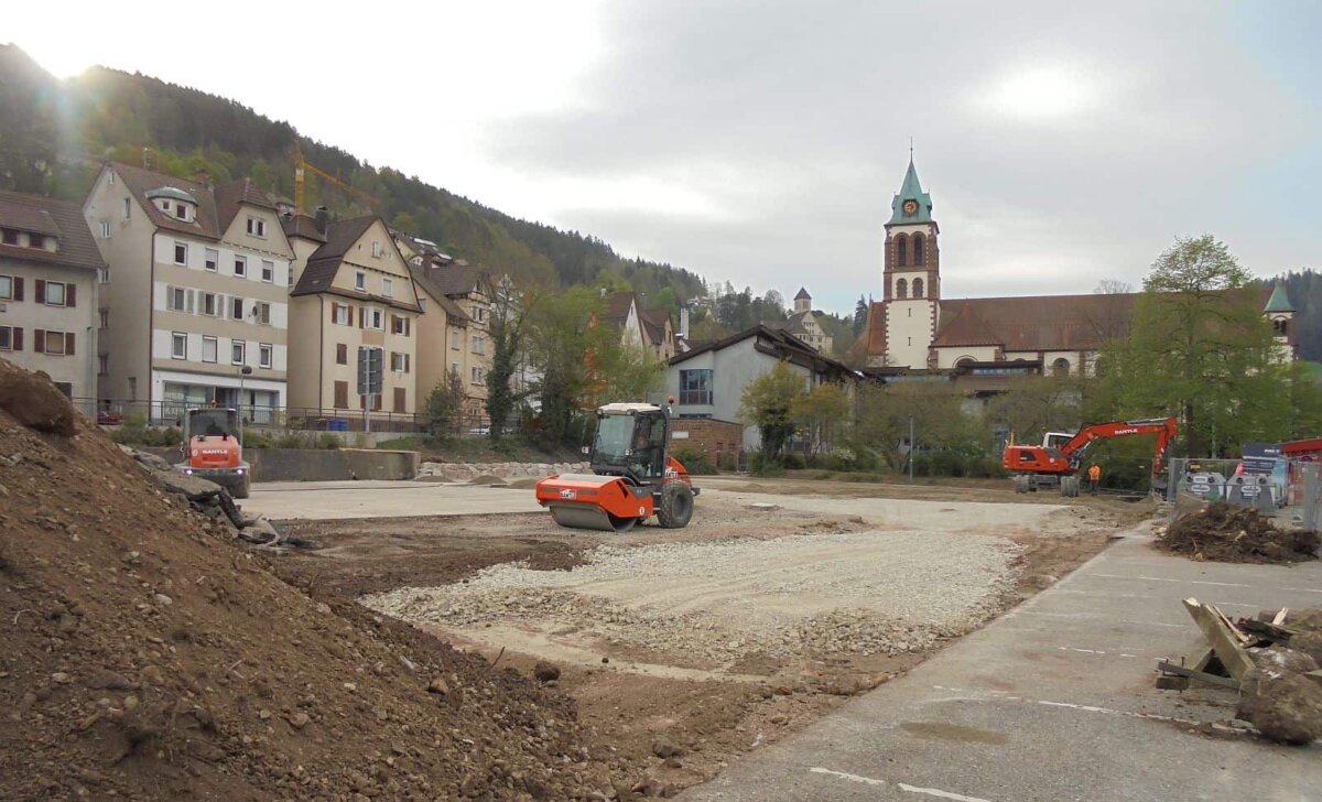 Bauarbeiter richten den Platz der ehemaligen Postgaragen an der Weihergasse als Parkplatz her. Foto: him