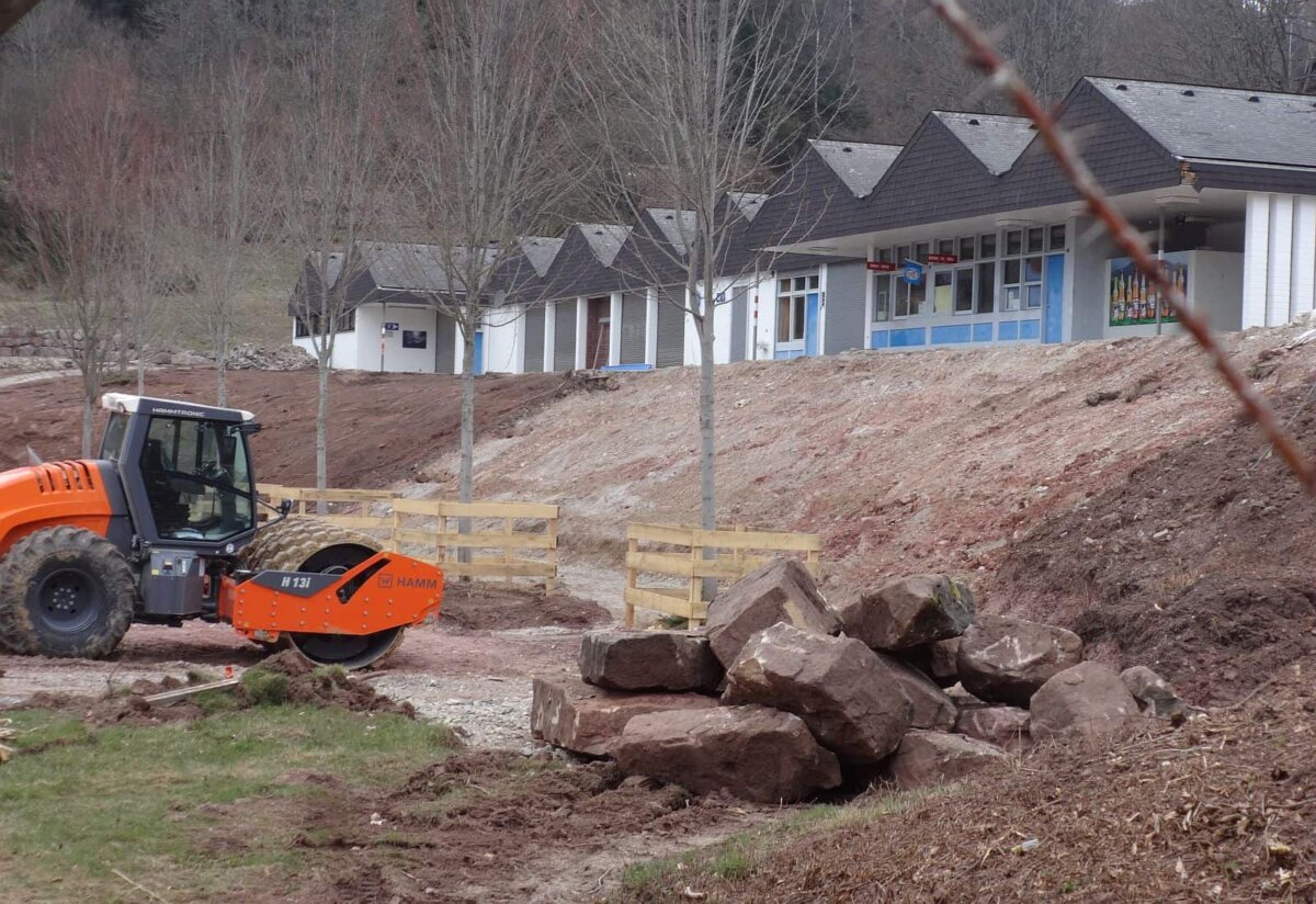 Mit schwerem Gerät arbeiteten im April die Tiefbauer auf dem Gelände des Freibads.