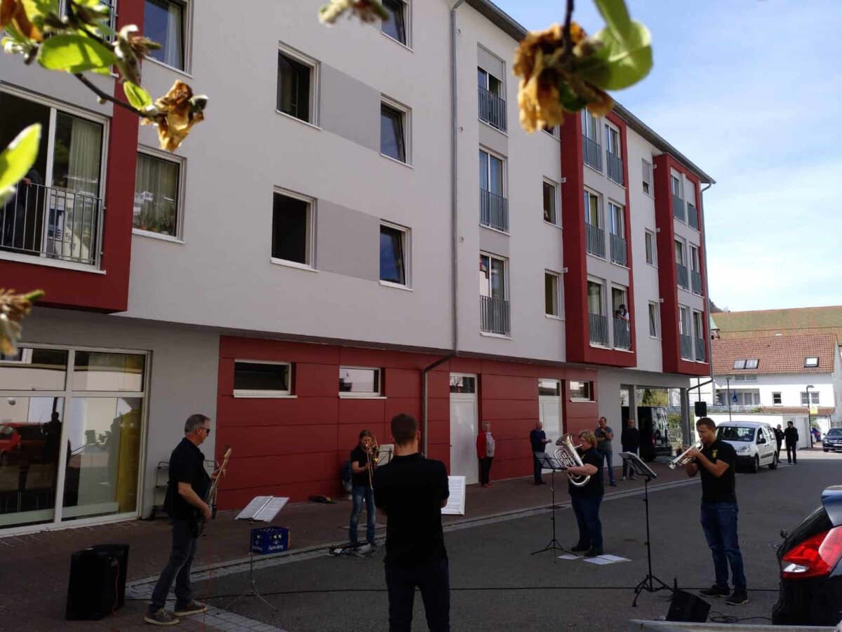 Die Stadtmusiker Meinrad Löffler (von links), Anja Gebert, Jonas Rehm, Tanja Witkowski und Peter Flaig bei ihrem Konzert für die Spittelbewohner. Foto: mak