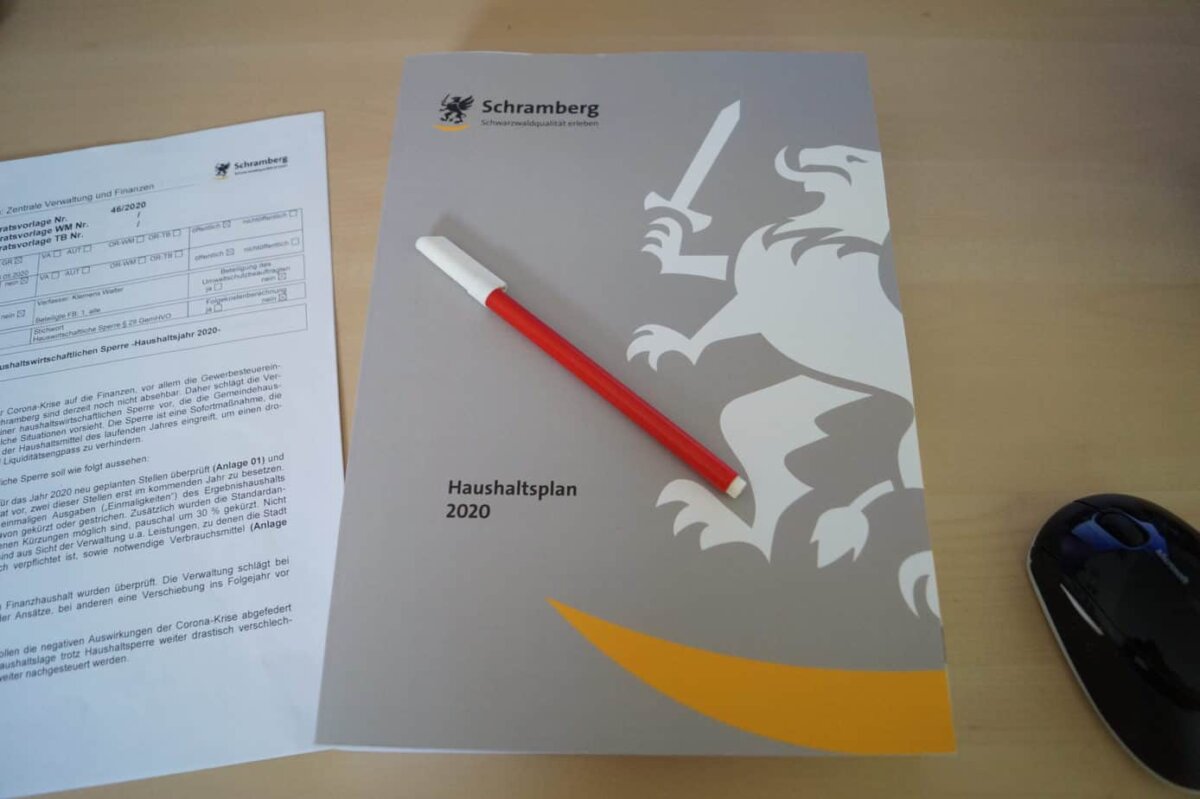 Der Rotstift muss auch beim Schramberger Haushalt angesetzt werden. Foto: wit