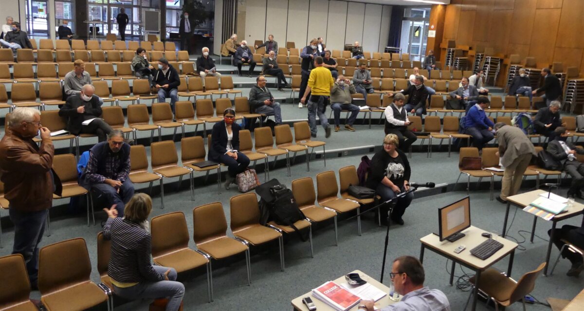 Ungewöhnliche Zeiten bedingen ungewöhnliche Sitzordnungen. Gemeinderat tagt in der Aula. Kurz vor Beginn der Sitzung suchen manche Räte noch nach ihrem Platz. Fotos: him