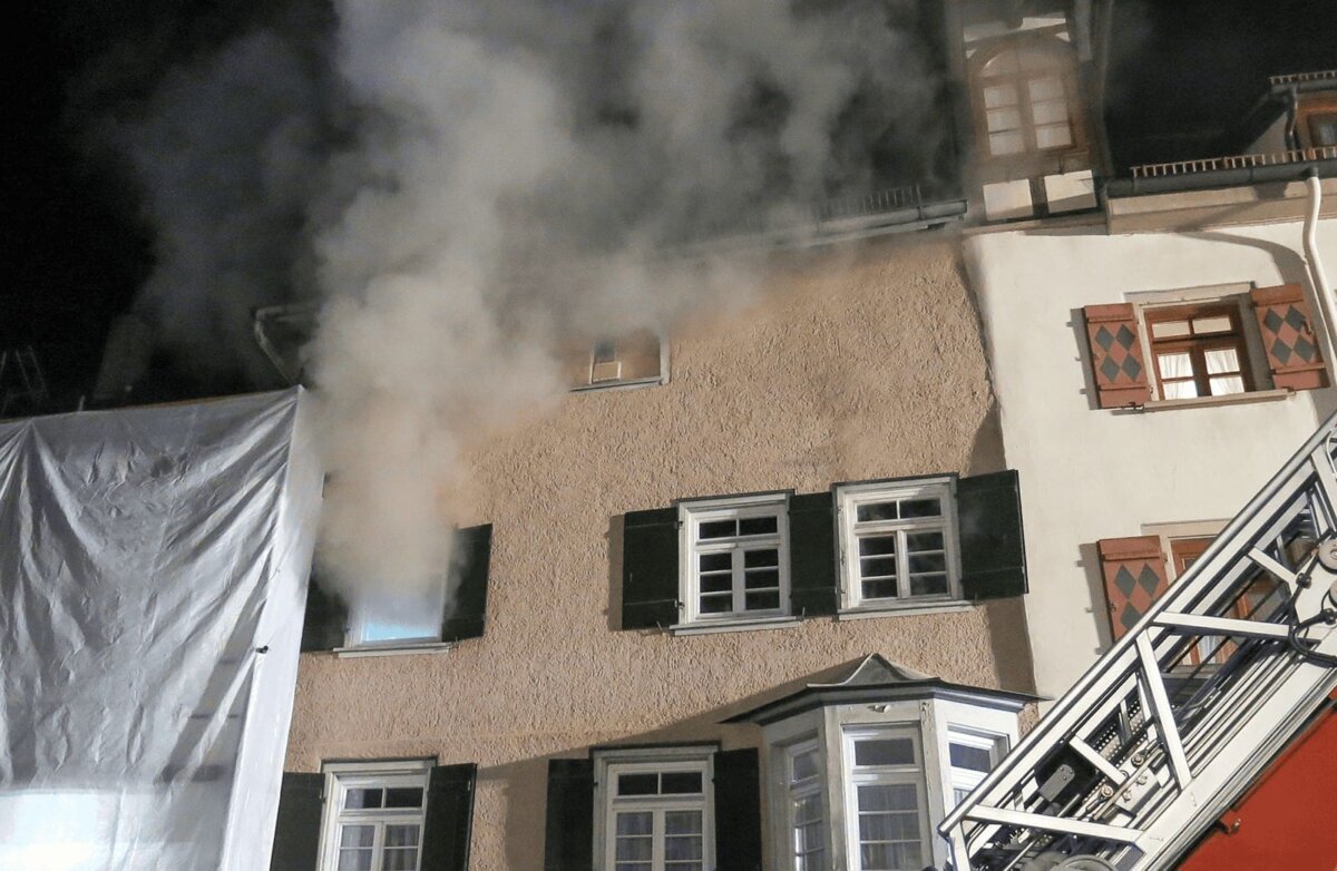 Rauch dringt aus dem Gebäude. Foto: Feuerwehr Rottweil
