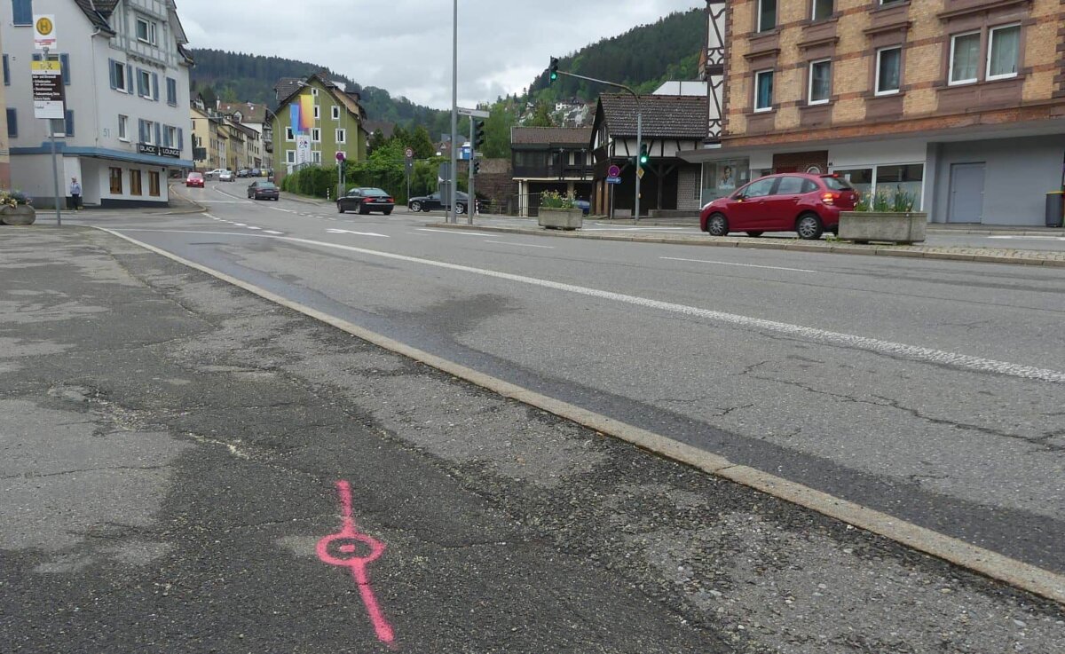 An der Bushaltestelle beim Lichtspielhaus sind die Markierungen für die unterirdischen Bauarbeiten schon zu erkennen. Foto: him