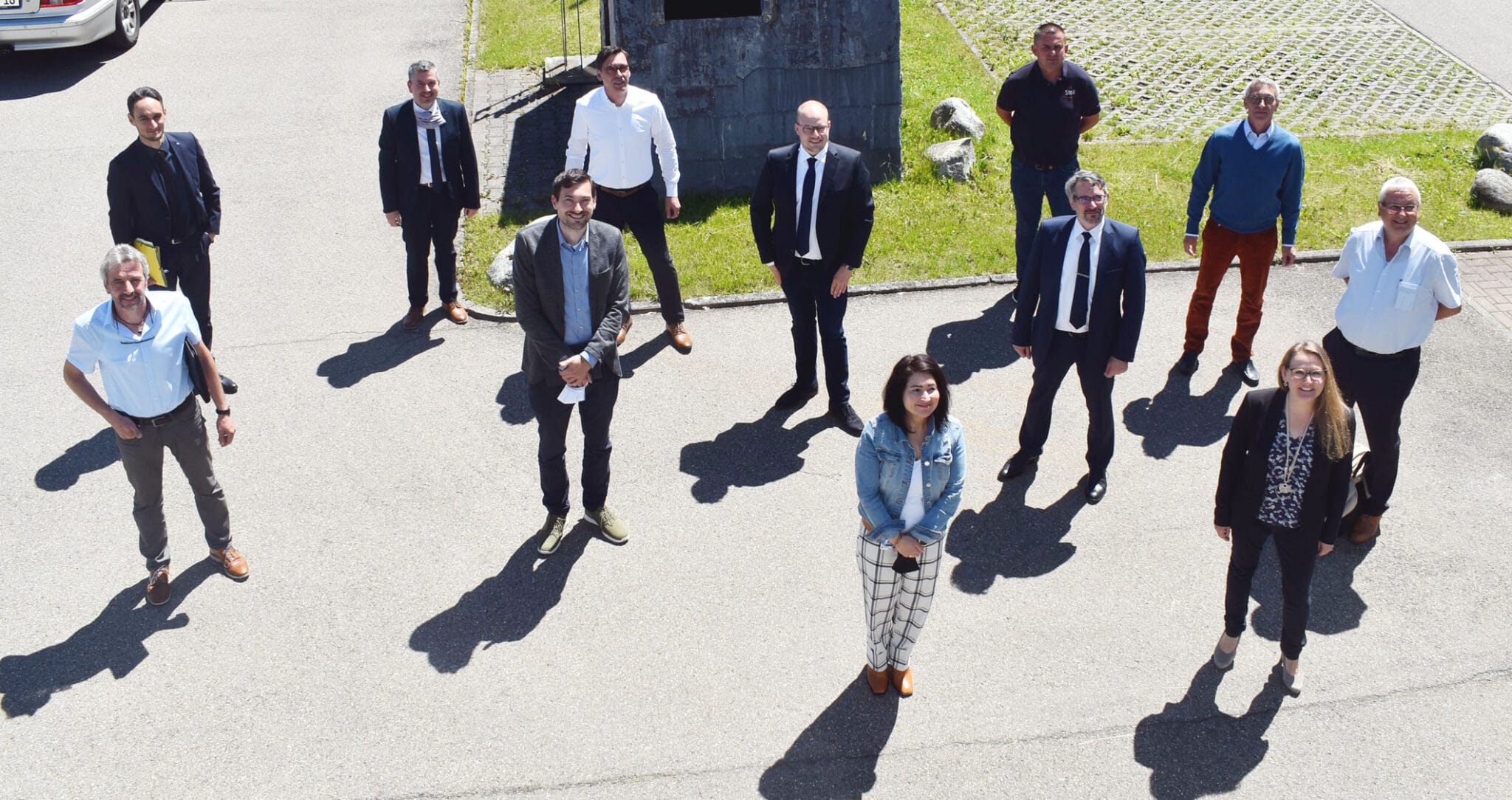 Teilnehmer der Besprechung stellen sich dem Fotografen, darunter Gastgeber Axel Keller und der Abgeordnete Daniel Karrais (3. und 4. von links). Foto: wede