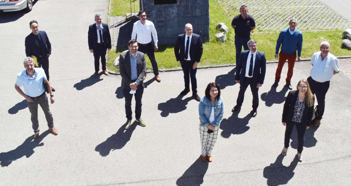 Teilnehmer der Besprechung stellen sich dem Fotografen, darunter Gastgeber Axel Keller und der Abgeordnete Daniel Karrais (3. und 4. von links). Foto: wede