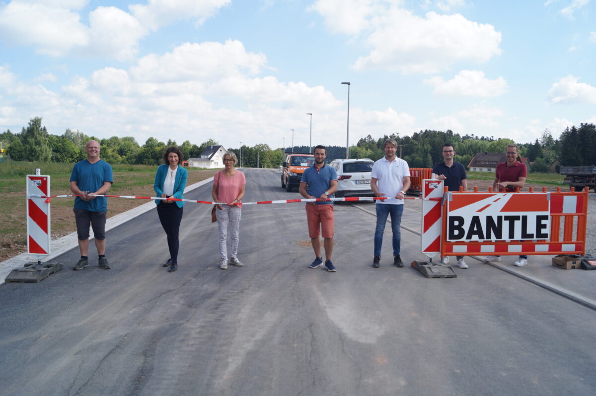 Schneiden gemeinsam das Band zum Gebiet Madenwald durch: Konrad Ginter (von links), OB Dorothee Eisenlohr, SPD-Gemeinderätin Gertrud Nöhre, Bauleiter Julian Ginter von der Firma Bantle, Tobias Rau von Kirn Ingenieure, sowie die Abteilungsleiter Bent Liebrich und Horst Bisinger. Foto: Witkowski