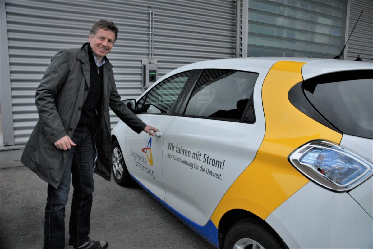 Stadtwerkechef Peter Kälble mit eine E-Mobil der Stadtwerke. Archiv-Foto: him
