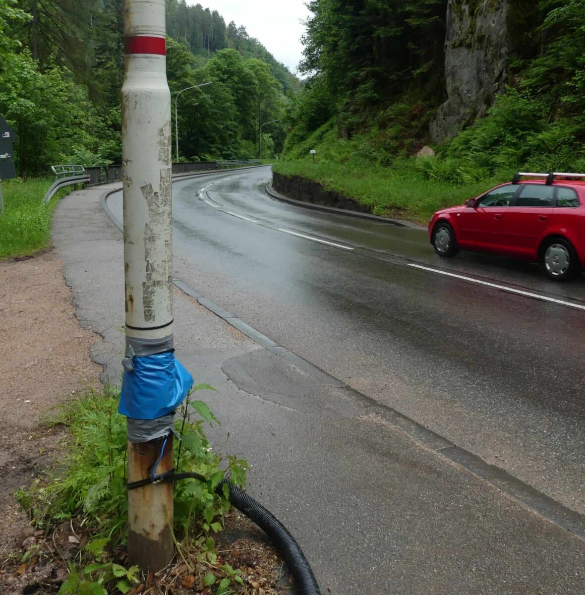 Pfahl verrostet, Kabel marode: Die Laternen werden nun abgebaut und nicht ersetzt. Archiv-Foto: him