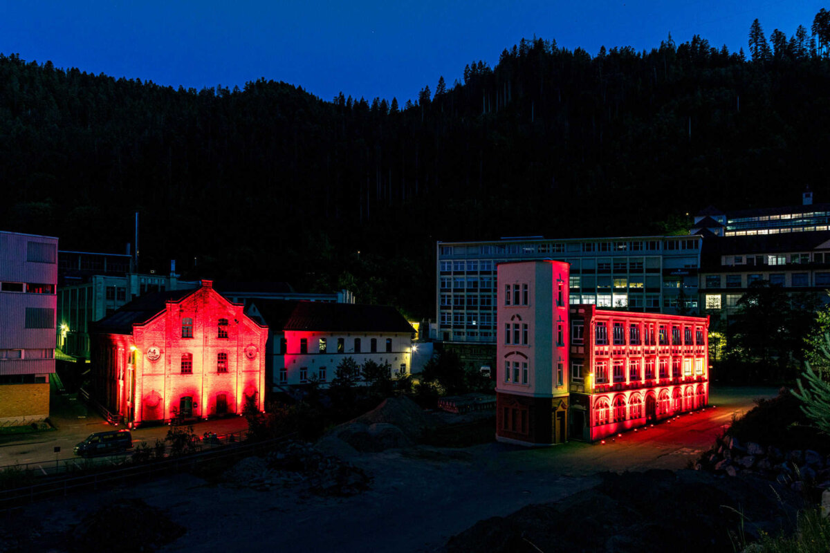Szene 64 und Kulturbesen angestrahlt. Foto: Langenbach