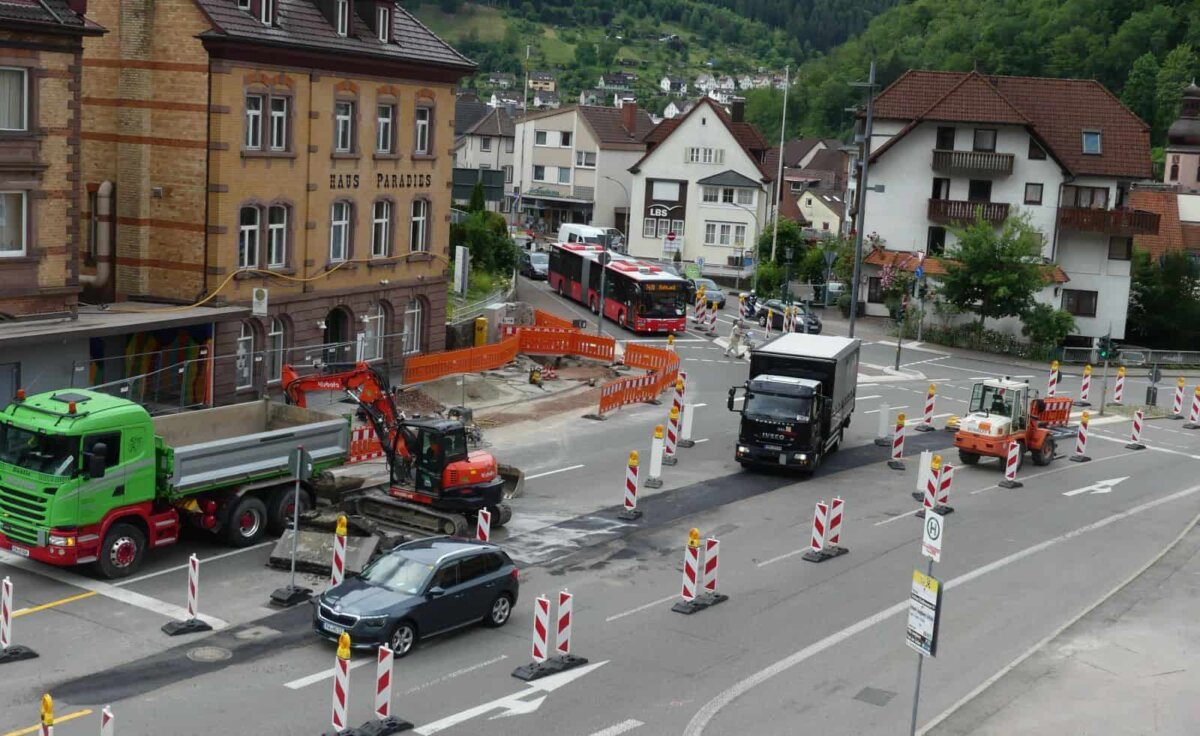 Komplizierte Verkehrsverhältnisse derzeit am Paradiesplatz in Schramberg. Hinter dem Regiobus hat sich ein Autofahrer falsch eingeordnet.