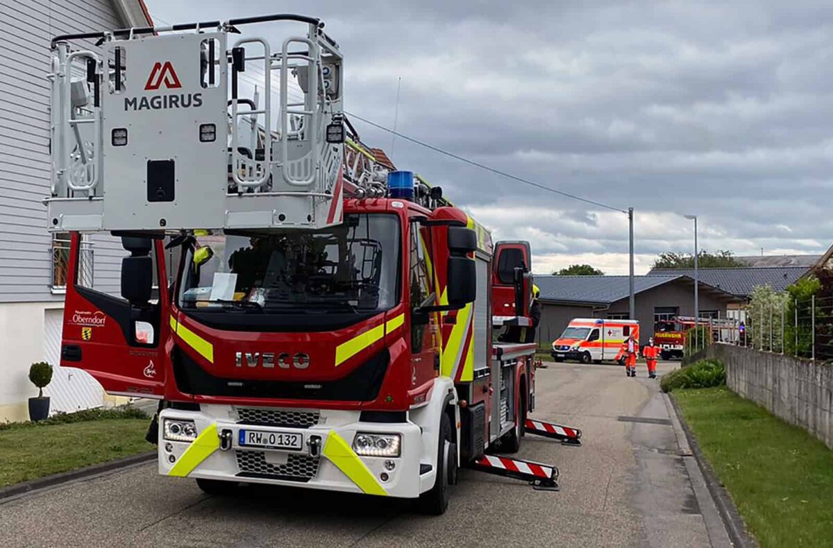 Die Drehleiter der Feuerwehr Oberndorf am Einsatzort in Boll. Foto: fw