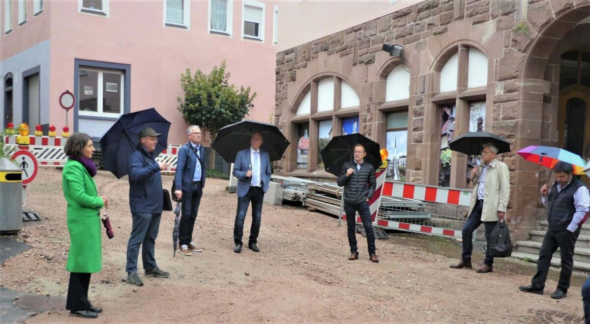 Die Stadtverwaltung erläutert die Bauarbeiten in der Fußgängerzone (von links): Oberbürgermeisterin Dorothee Eisenlohr, Projektleiter Konrad Ginter, die Fachbereichsleiter Rudolf Mager und Uwe Weisser, Abteilungsleiter Tiefbau Horst Bisinger und Waldmössingens Ortsvorsteher Markus Falk, so wie Stadtrat Jürgen Kaupp.
Foto: him