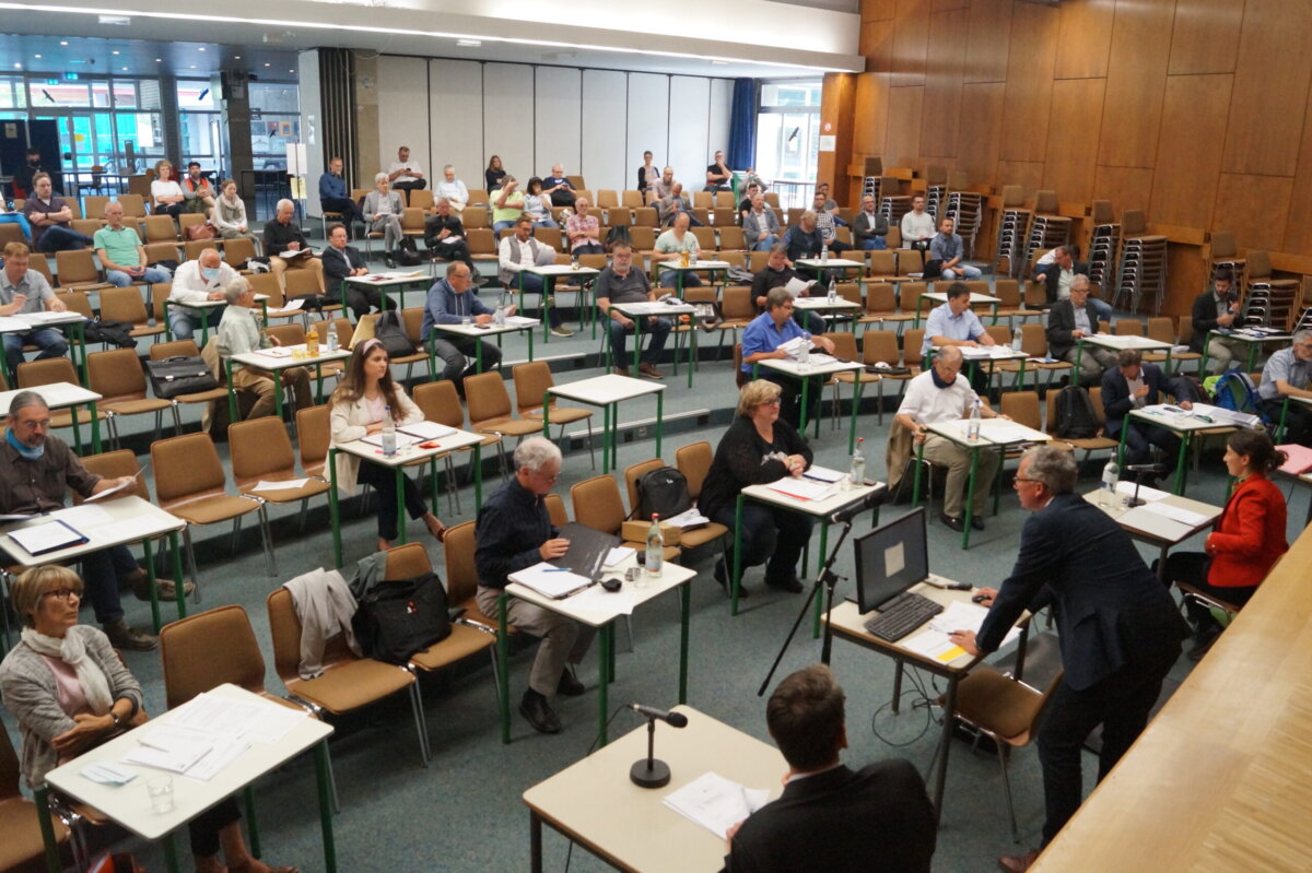 Um die Abstandsregeln einhalten zu können, tagt der Gemeinderat Schramberg zur Zeit in der Aula des Gymnasiums. Unser Foto ist in der Sitzung vom 28. Mai 2020 entstanden. Foto: Witkowski