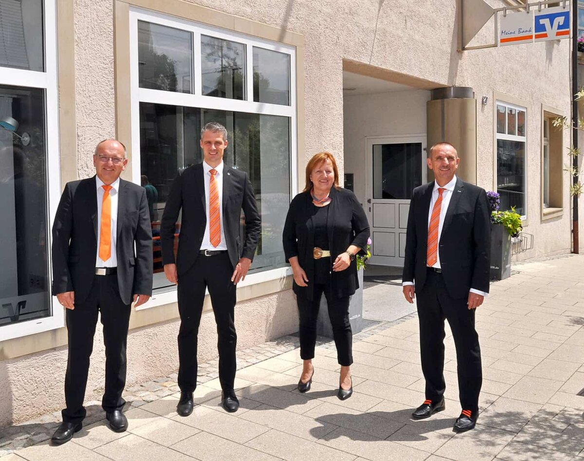 Die beiden Leiter des neuen „Kompetenz-Centers“, Jürgen Armbruster und Armin Aigeldinger mit den Vorständen der Volksbank Rottweil, Gislinde Sachsenmaier und Henry Rauner (von links). Foto: pm