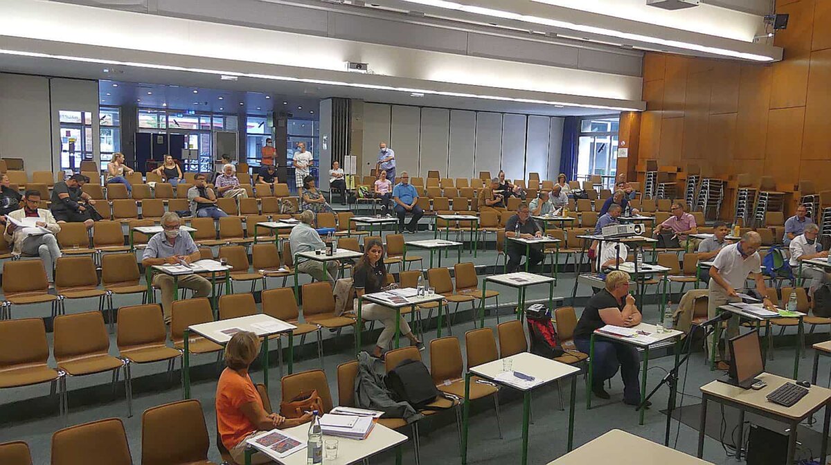 Lockere Corona-Sitzordnung: Gemeinderat tagt in der Aula des Schramberger Gymnasiums. Fotos; him