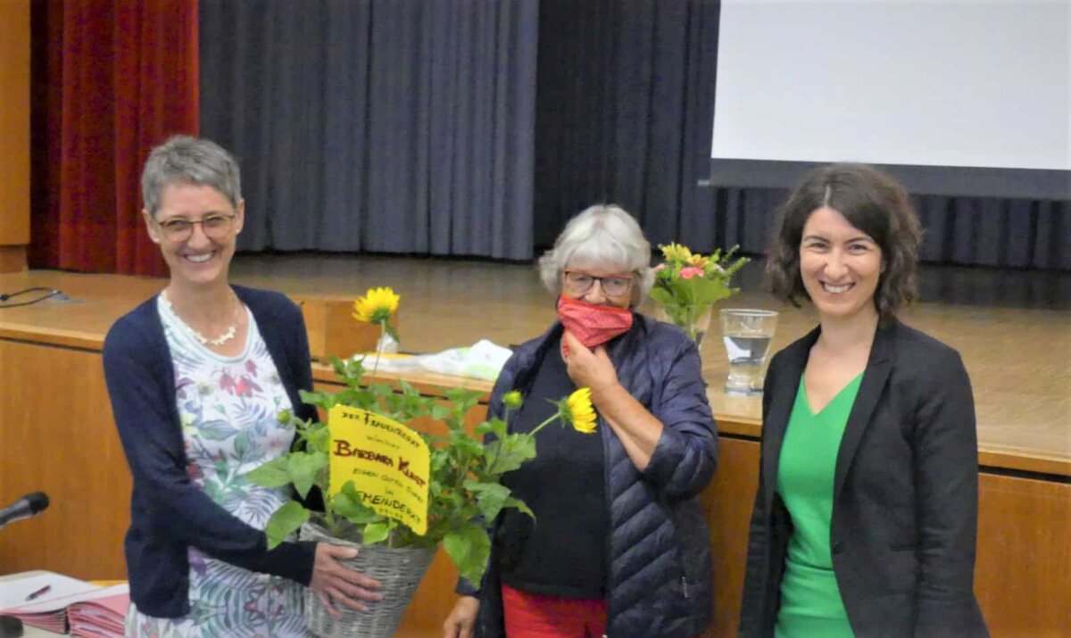 Flowerpower-Frauenpower: Barbara Kunst nimmt Sonnenblumen vom Frauenbeirat in Empfang, überreicht von Barbara Olowinsky, und OB Dorothee Eisenlohr freut sich. Fotos: him