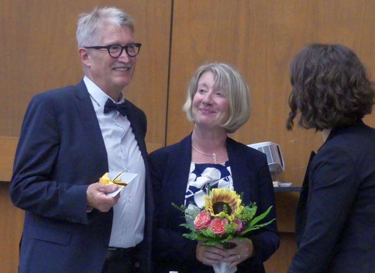 Ulrich Bauknecht und seine Frau Ute erhalten von OB Dorothee Eisenlohr  als Abschiedsgeschenk der Stadt ein Theaterabonnement. Fotos: him