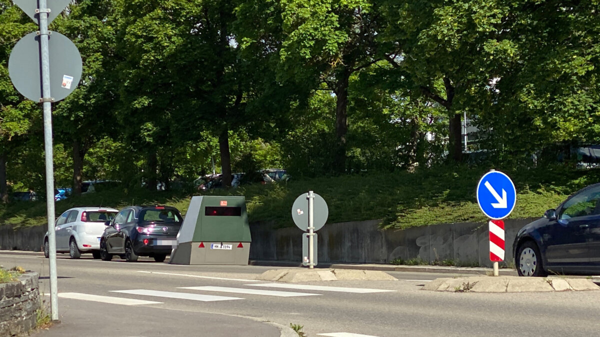 Der Blitzeranhänger in der Heerstraße, aus der Zundelbergstraße heraus fotografiert. Bild: gg