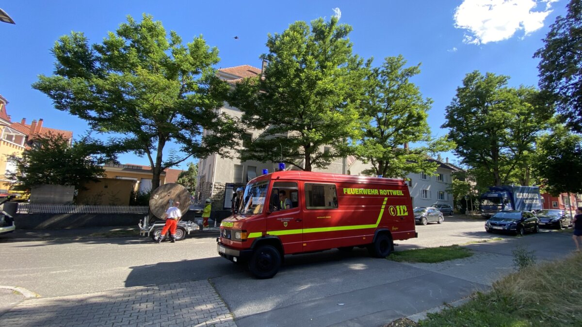 Einsatz in der Schillerstraße. Im Vordergrund das Messfahrzeug der Feuerwehr Rottweil. Foto: gg