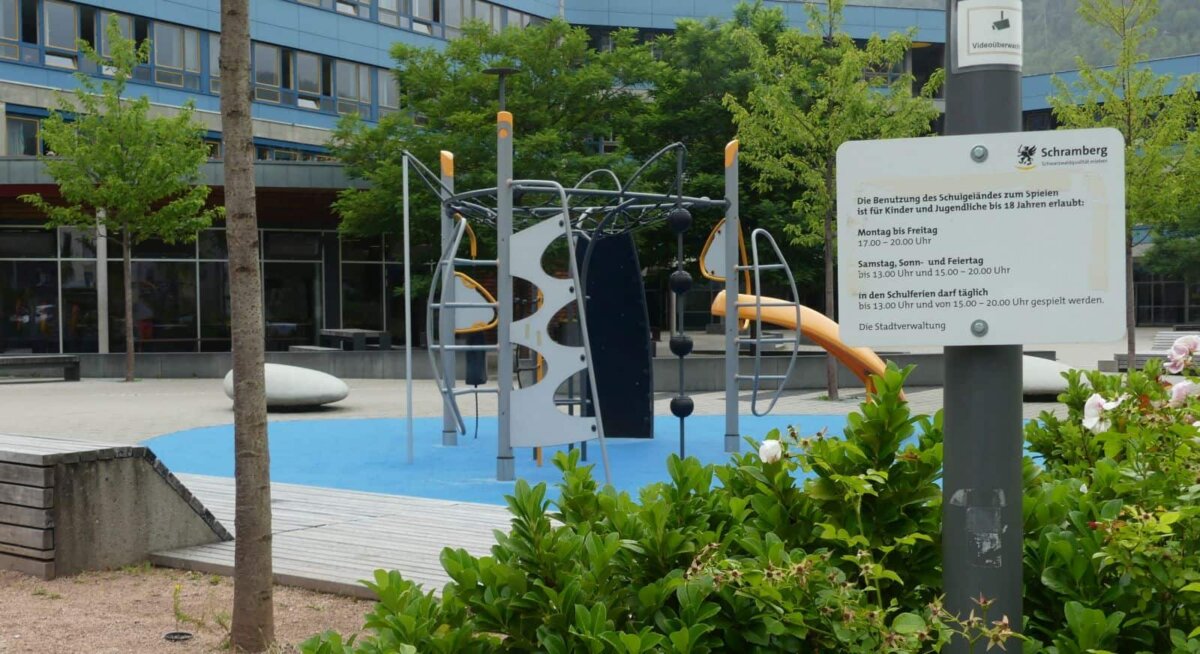 Auch der Spielbereich  auf dem Schulhof des Gymnasiums soll künftig ab 14 Uhr für alle offen sein. Foto: him
