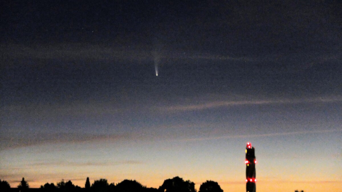 Der Komet "Neowise" am Himmel über Rottweil - samt ISS und Testturm. Foto: Ulrich Mayer