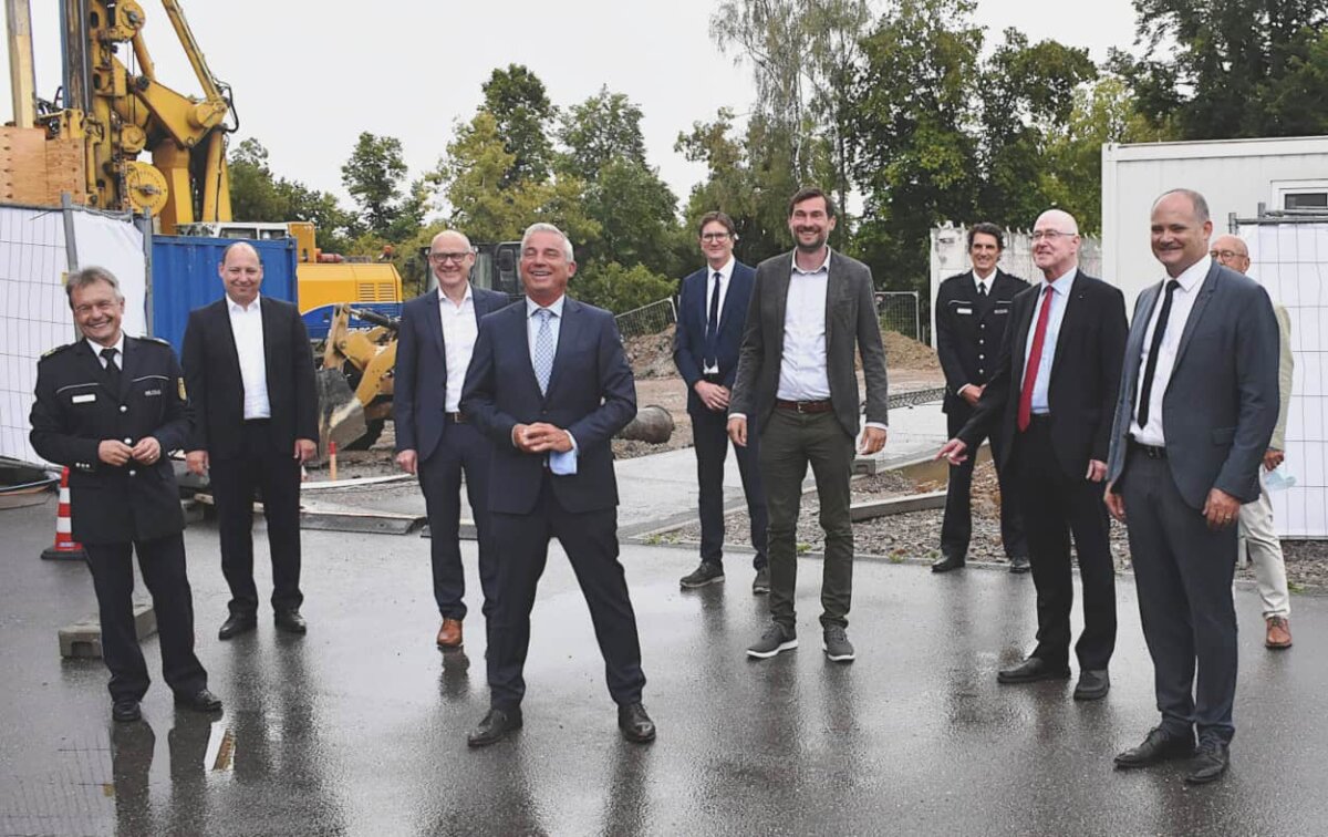 Ministerbesuch in Rottweil: Thomas Strobl (4. von links) mit der Verwaltungsspitze und Gemeinderäten  von Rottweil, dem Konstanzer Polizeipräsidenten Gerold Sigg (links), Landrat Wolf-Rüdiger Michel, den Landtagsabgeordneten Stefan Teufel und Daniel Karrais sowie dem Leiter der Führungsgruppe der Kriminalpolizeidirektion Rottweil, Markus Walter (5. von links). Foto: wede