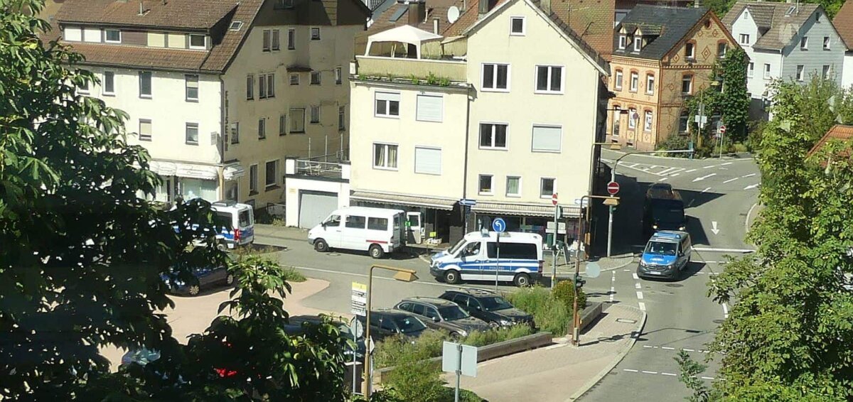 Mehrere Mannschaftswagen der Bereitschaftspolizei am späten Vormittag in Schramberg auf dem Weg nach Lauterbach. Foto: him