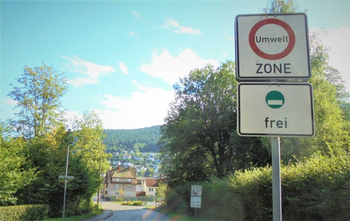 Kann die Stadt die unbeliebten Umweltzone-Schilder bald wieder abschrauben? Fotos: him