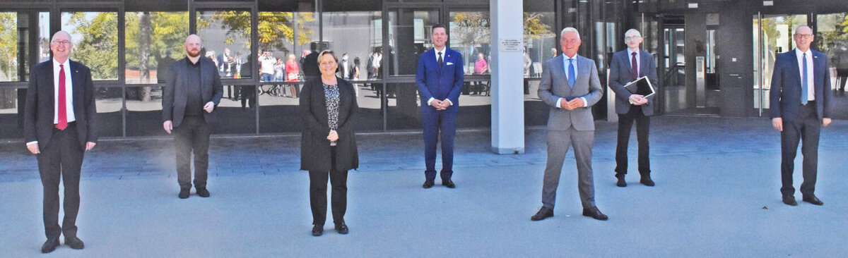 Das offizielle Bild mit Abstand, von links: Landrat Dr. Wolf-Rüdiger Michel, Geschäftsführer Tim Brauckmüller, Kultusministerin Dr. Susanne Eisenmann, Telekom-Konzernbevollmächtigter Jürgen Lück, Innenminister Thomas Strobl sowied die Schulleiter Ingo Lüttjohann und Stefan Steinert. Fotos: wede