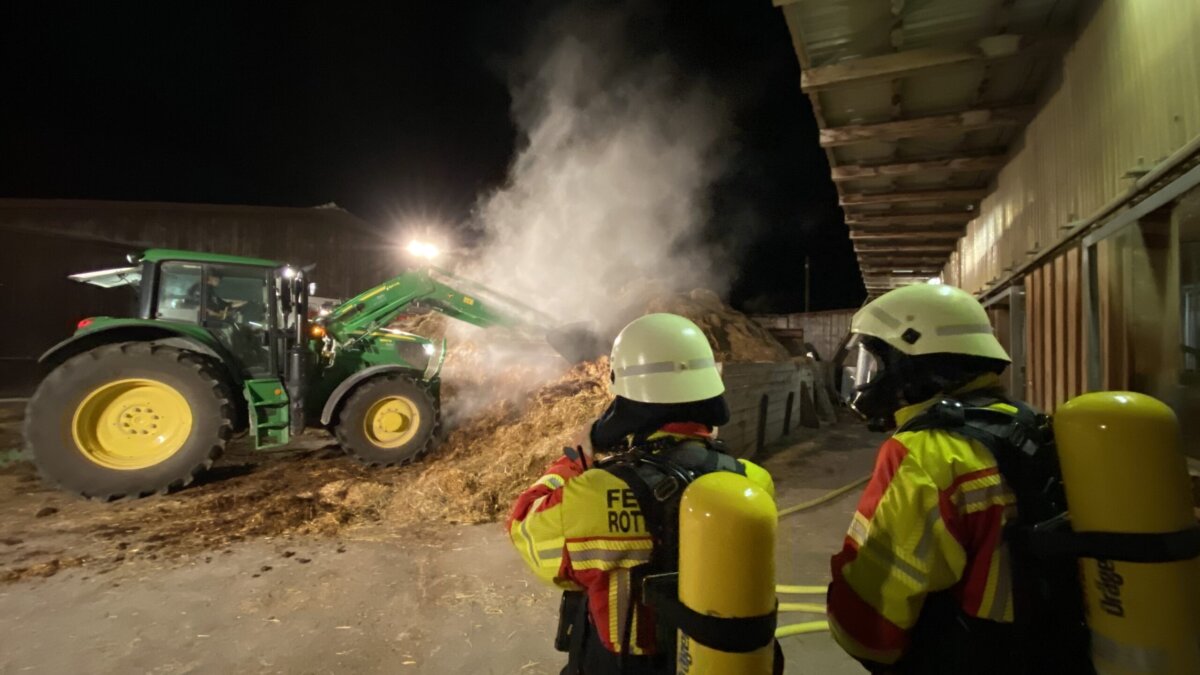 Hier brennt es nicht, das ist nur qualmender Mist. Der aber muss abgetragen werden - denn im hinteren Bereich des Haufens wird ein Brandherd vermutet. Foto: gg