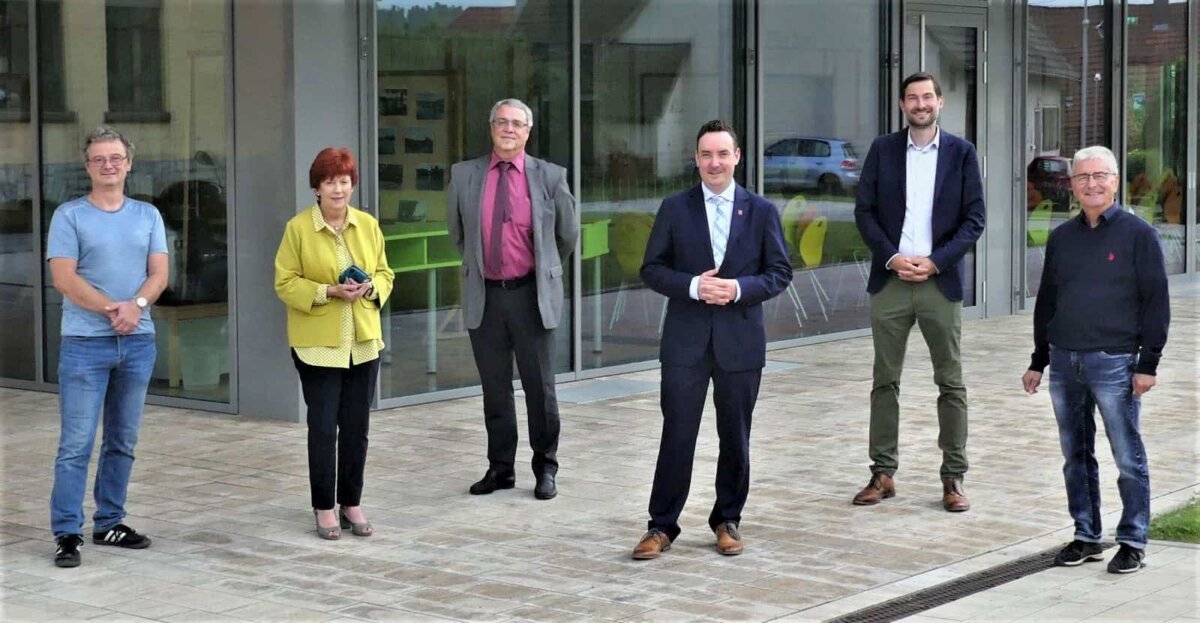 Vor dem Neubau der Eschachschule (von links):  Markus Holl, Katharina Hirt, Rainer Pfaller, Bürgermeister Schuhmacher, Daniel Karrais, MdL und  Hermann Hirt     Foto: him