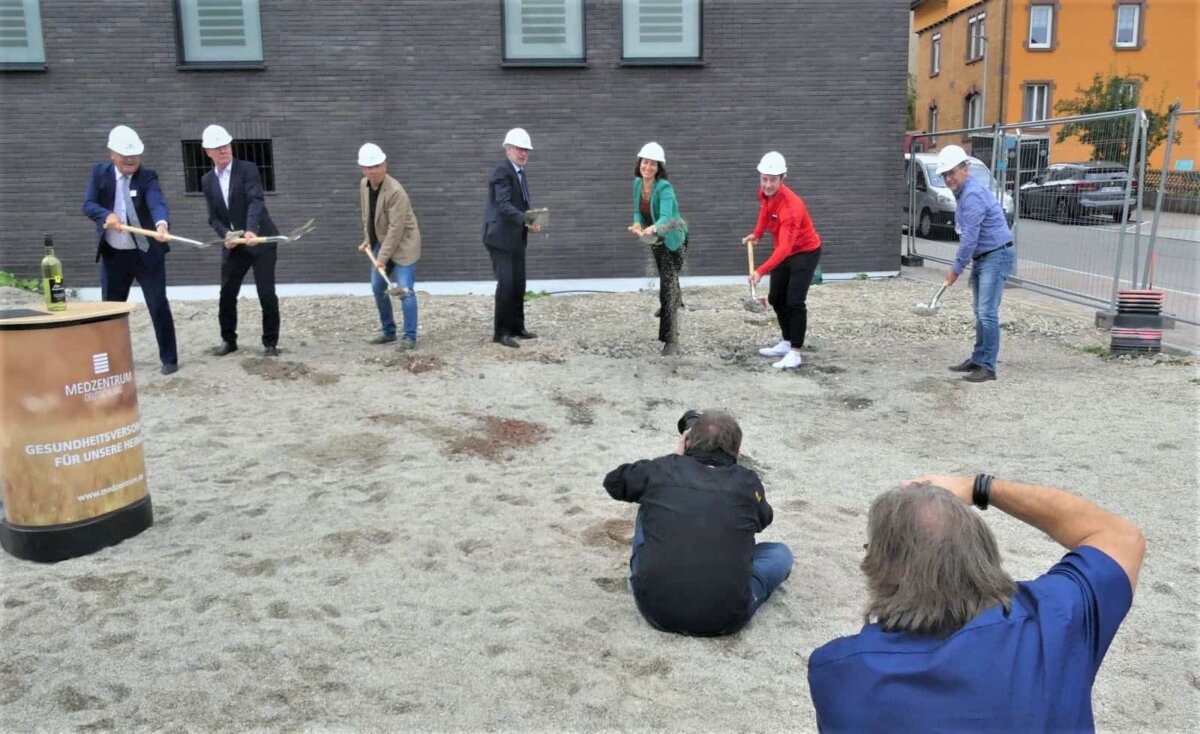 Beim Spatenstich - nochmal bitte fürs Foto. Foto:him