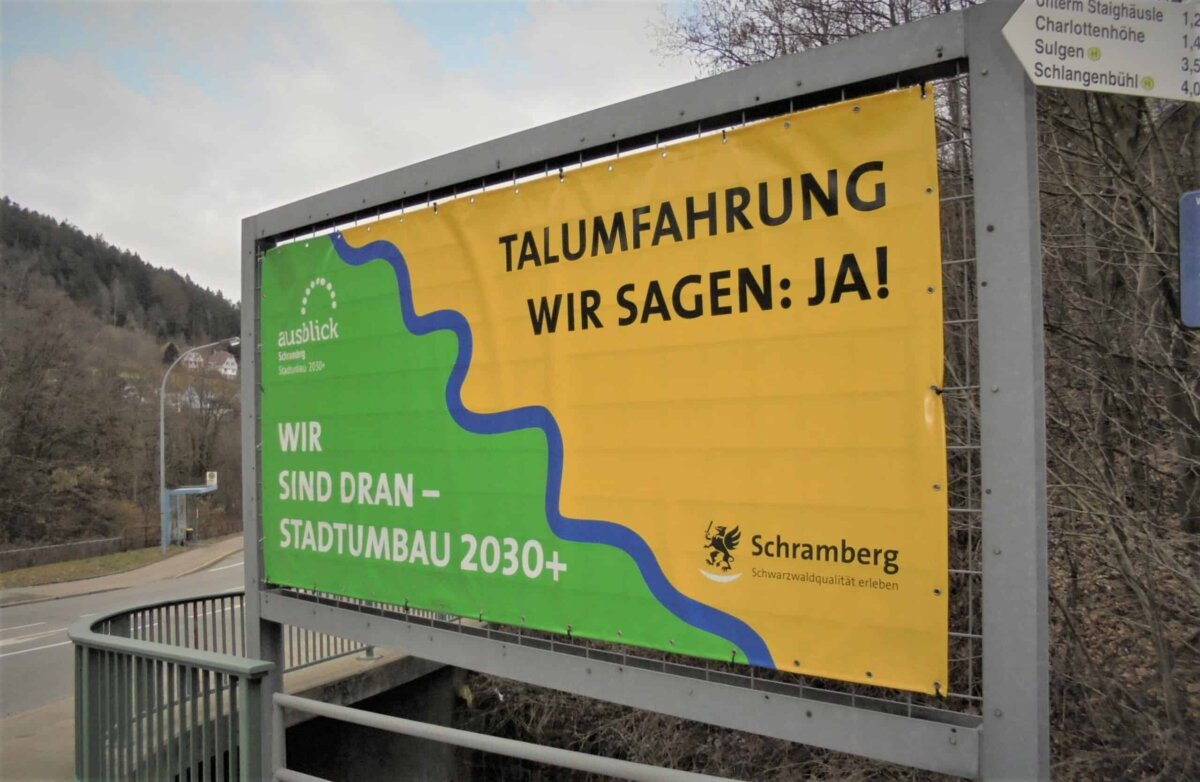 Auch dieses Transparent setzt schon Patina an....Foto: hm